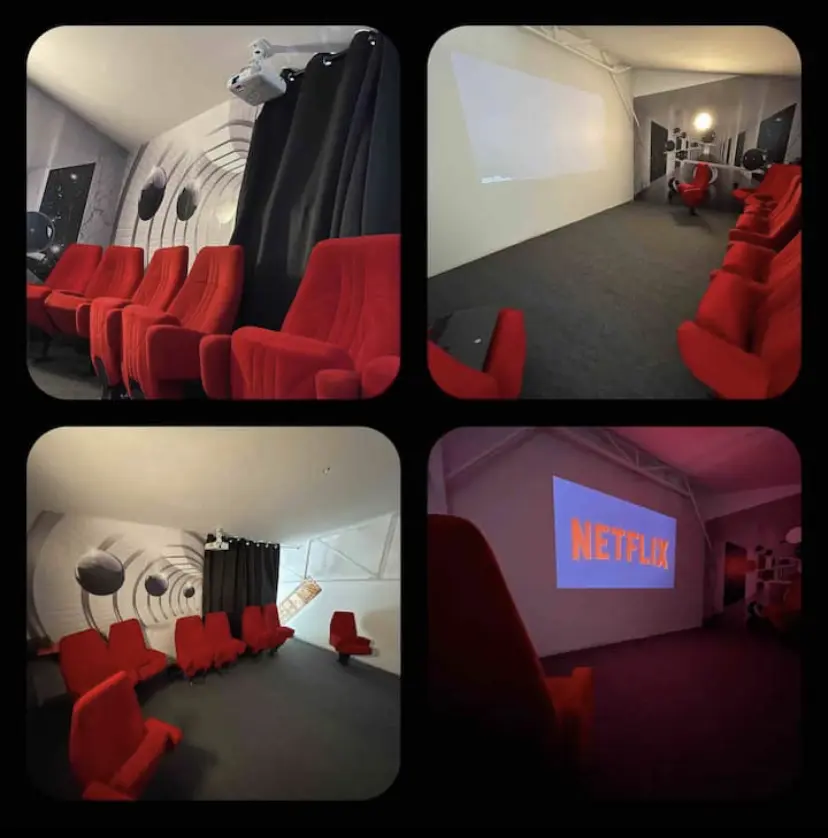 Salle de cinéma dans la salle de réunion